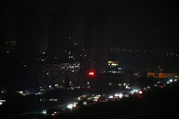 Киевляне вышли на митинг и перекрыли дорогу из-за отключений света и отопления