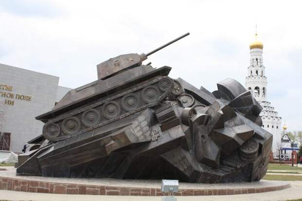 Монумент находится в Прохоровке, где в 1943 году произошло крупное танковое сражение