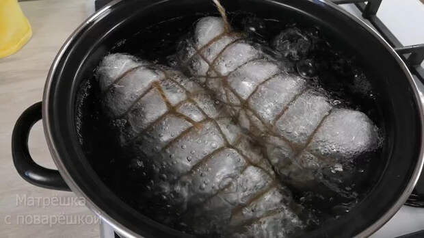 Вкуснее любой колбасы и стоит не дорого, вкуснятина из рульки Мясо, Домашняя колбаса, Рулька, Рецепт, Колбаса, Вкусно, Закуска, Праздники, Ветчина, Видео, Длиннопост, Видеоблог