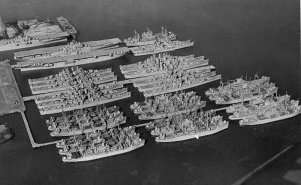 Резервный флот USN (Mothball Fleet) в Хантерс-Пойнте, Сан-Франциско, 24 сентября 1950 года военное, интересно, интересное, красиво, с высоты полета, самолеты, техника, фото сверху