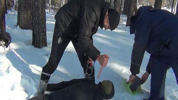 Попков показывает, как зарезал одну из девушек