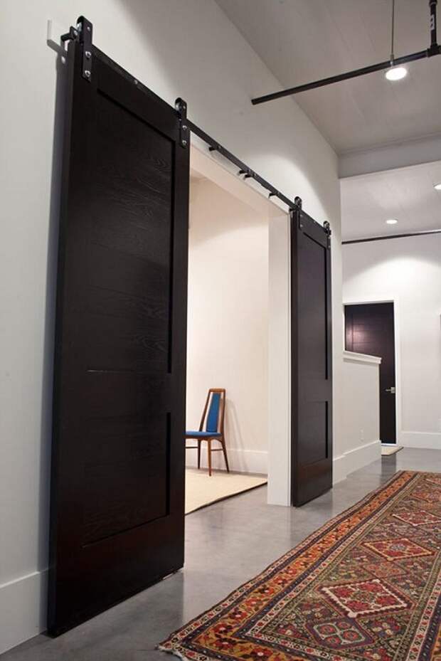 Оригинальный интерьер возможно создать благодаря простым, но очень интересным раздвижным дверям.