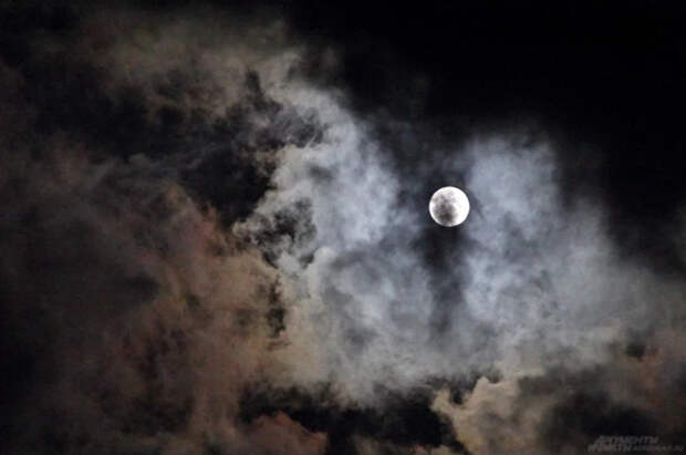 Ночью над Москвой взошли три луны