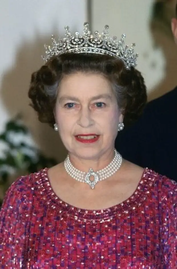 Броши, шляпки и ожерелье: носим любимые аксессуары Елизавета II