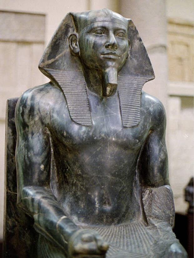 Статуя Хафру В Египетском музее хранится загадочная статуя фараона Хафру, выточенная из единого куска черного диорита и отполированная до зеркального блеска. Известно, что Хафру принадлежала самая большая из пирамид Гизы. А еще известно, что в те времена обработать твердый диорит каменными и медными инструментами было просто невозможно. Откуда тогда взялась эта статуя?