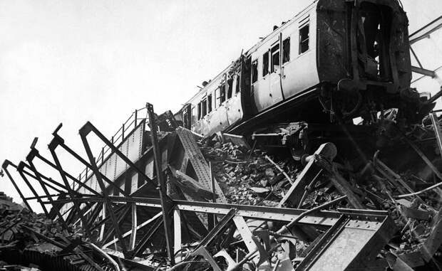 Конец мертвой железной дороги Вторая мировая война положила конец этой практике. В 1941 году немцы совершили крайне удачный воздушный налет. Бомбы, помимо других мест, попали и в станции «поезда-катафалка». Погибло более 1000 человек, а значительная часть железной дороги была разрушена.