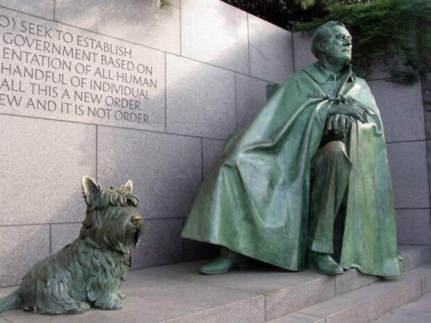 Статуя Рузвельта в инвалидном кресле у входа в мемориал Франклина Делано Рузвельта.