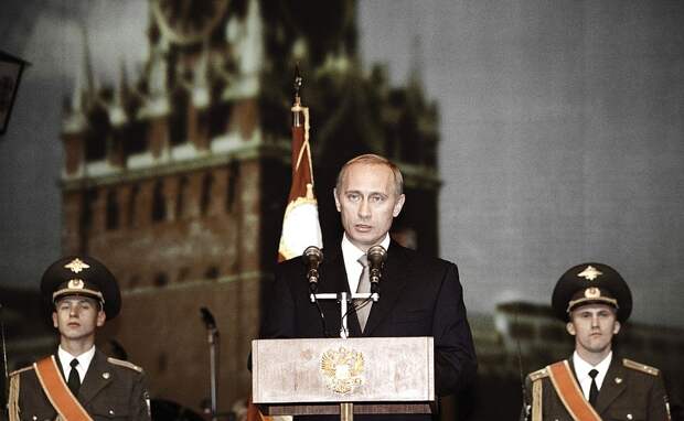Владимир Путин выступает на торжественном вечере, посвящённом Дню милиции