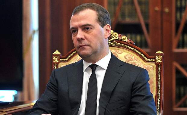 Медведев высмеял Клуни за идею охоты на российских журналистов