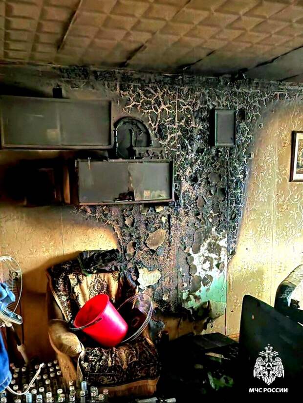 На улице Румянцева пожарные спасли мужчину из горящей квартиры