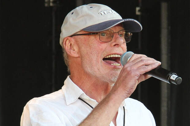 79-летний ведущий сообщил о возвращении рака и показал фото из больницы