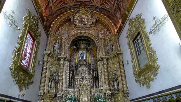 Фото достопримечательностей Португалии: Внутреннее убранство Капеллы Костей в Фаро