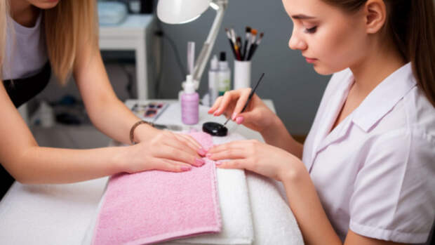 Юрист рассказала, какие штрафы ждут мастеров маникюра за нарушения нового ГОСТа