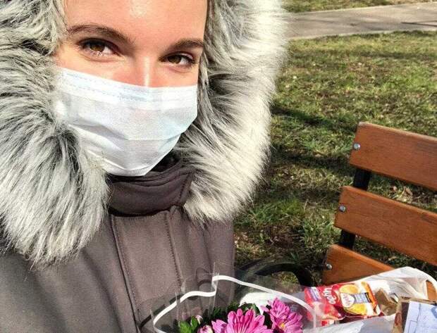 Анна Купряшкина из центра соцобслуживания Алтуфьева подарила праздник пожилой соседке Фото с сайта twitter.com/DTSZN_Mos