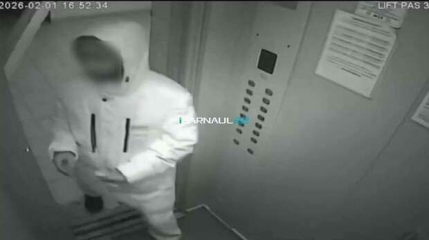 Обмазывает двери фекалиями и караулит в подъезде. Жительницу Барнаула сталкерит бывший муж