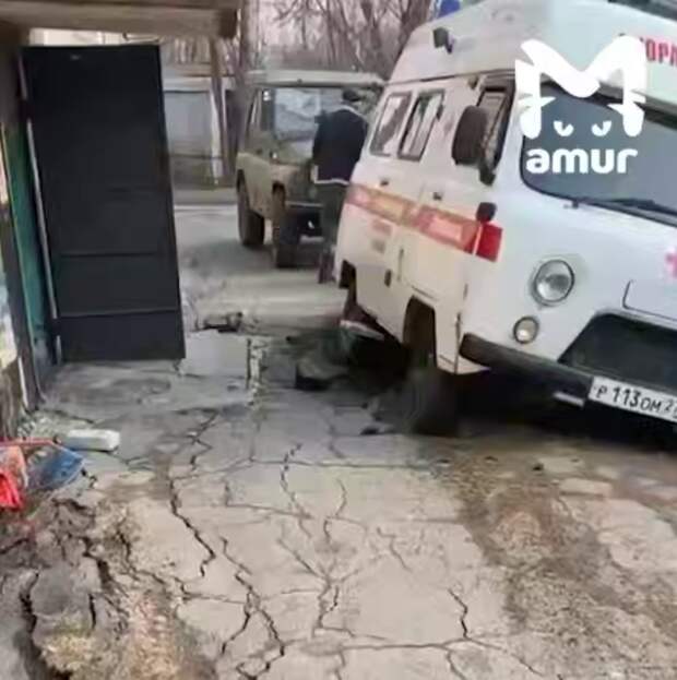 Amur Mash: в Хабаровском крае скорая помощь провалилась в яму во дворе дома