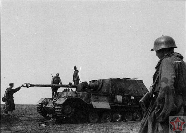 Русские солдаты осматривают подбитую немецкую САУ