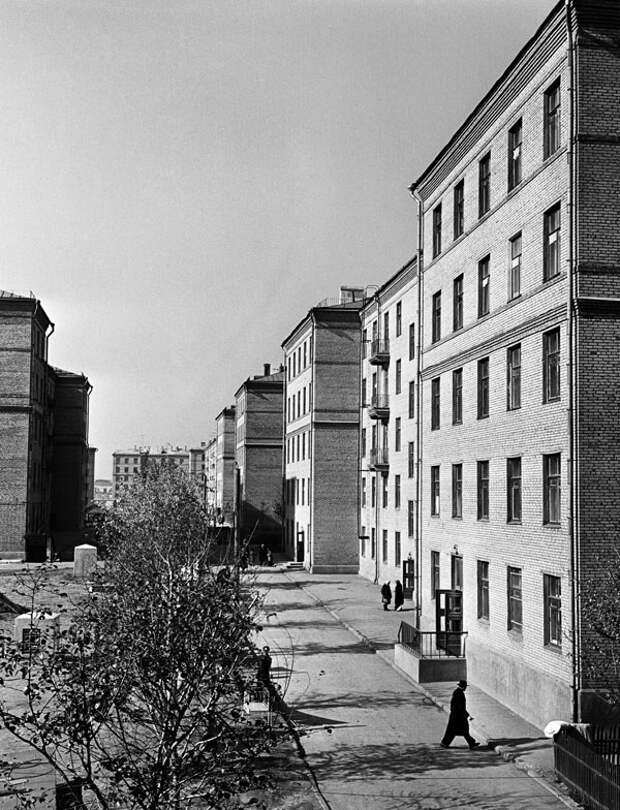 Новые жилые дома, построенные в 1959 году для рабочих завода имени Ильича по Нагатинскому шоссе в Москве.