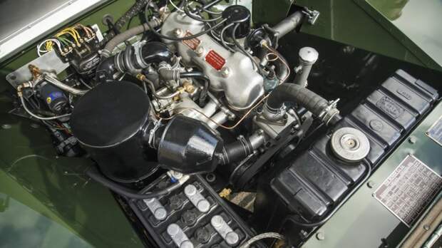 На фото: двигатель Land Rover Series I 80 Soft Top