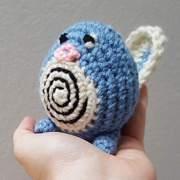vyazanye-pokemony-na-ulitsah