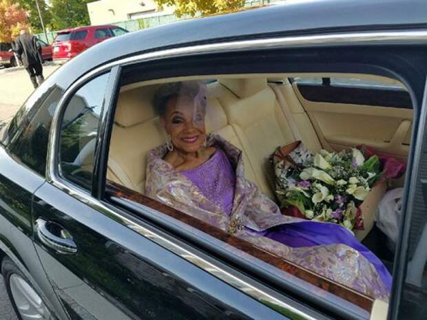 86-летняя невеста вышла замуж в потрясающем платье собственного дизайна (5 фото)