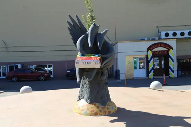 История района: памятник плавленому сырку на Руставели пользовался популярностью у молодоженов