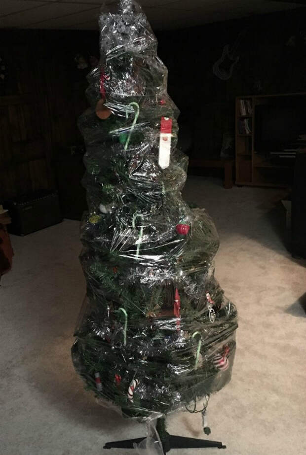 Уборка новогодней елки.