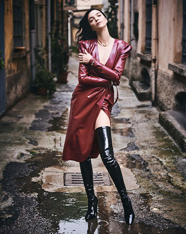 ПЛАТЬЕ И САПОГИ, Saint Laurent; КОЛЬЕ PANTHÈRE DE CARTIER, Cartier (ЖЕЛТОЕ ЗОЛОТО, ЦАВОРИТ, ЛАК, БРИЛЛИАНТЫ); БРАСЛЕТЫ PANTHÈRE DE CARTIER, Cartier (РОЗОВОЕ ЗОЛОТО, ЦАВОРИТЫ, ОНИКС)