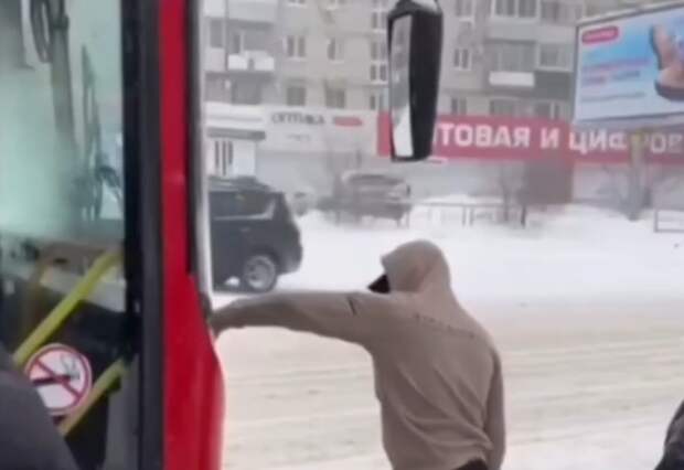 Мгновенная карма: Мигрант-водитель высадил пассажиров на мороз и приказал не подбирать людей другим водителям