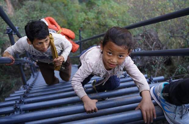 Власти построили металлическую лестницу для школьников, рисковавших жизнью каждый день, добираясь до школы дети, лестника