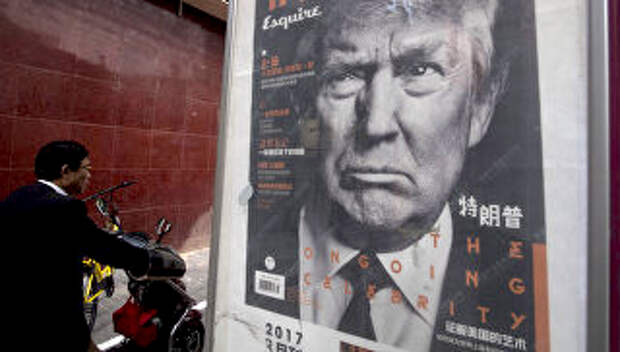 Стенд с изображением президента США Дональда Трампа на улице в Шанхае. Архивное фото