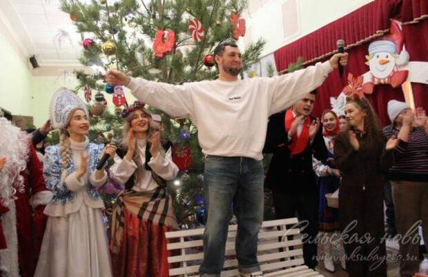 Фирдүс Тямаев Аксубайда махсус операциядәгеләрнең балалары өчен бәйрәм оештырды