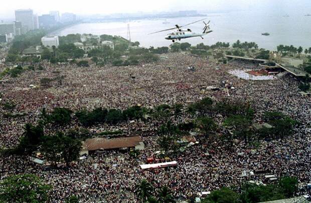 Папа Римский пролетает на вертолете над Манилой во всемирный день молодежи 1995 года (собралось более 5 миллионов человек). интересное, люди, масса, перенаселение, скопление, толпа