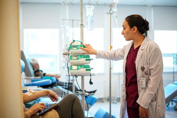 Мишустин: лечение онковакцинами включили в программу ОМС