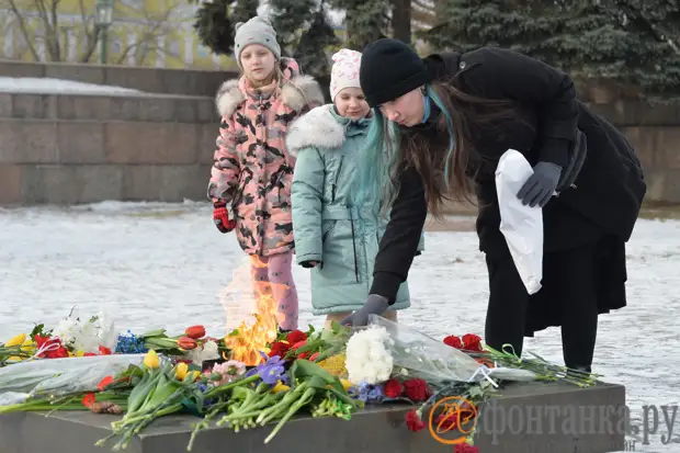 Петербурженки почтили борцов за мир у Вечного огня. И приобщили к этому полицейских