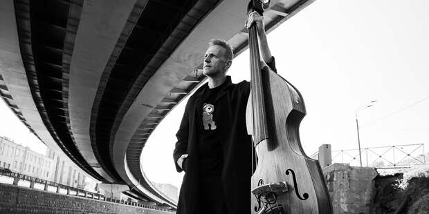 «Я хотел, чтобы люди услышали тексты, а не каверы»: Билли Новик — о Летове, бабушке и пользе от контрабаса