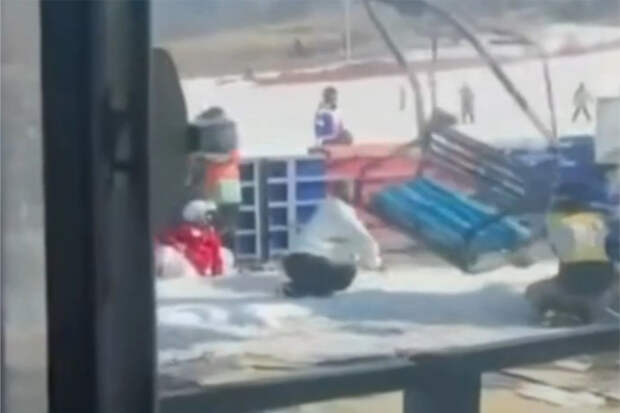 Туристы начали спасаться бегством от вышедшего из строя подъемника и попали на видео