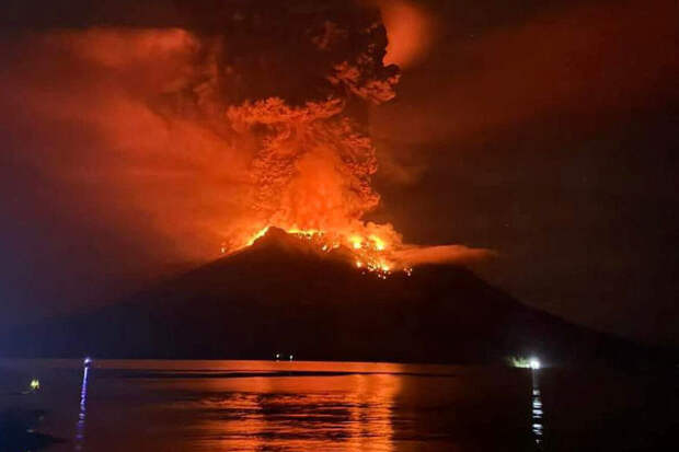 В Индонезии в момент извержения вулкана Руанг столб дыма поднялся на 19 км