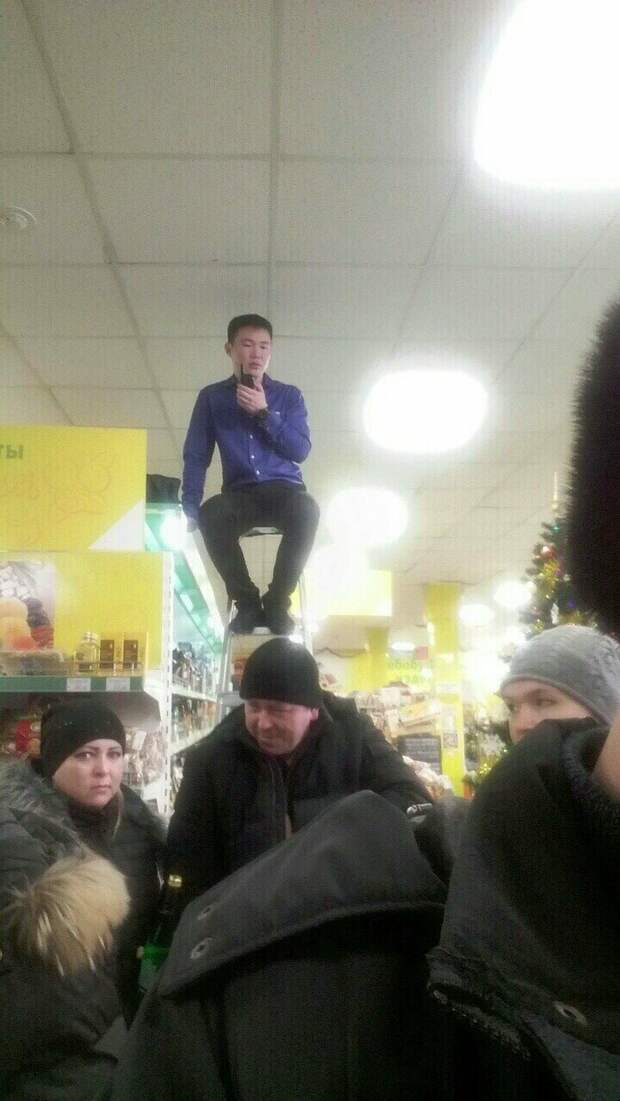 Ох, рано встает охрана... Чтобы потом целую смену все охранять Ох, рано встает охрана... Чтобы потом целую смену все охранять