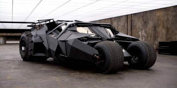 Он больше напоминает танк! А на чем же еще ездить Бэтмену среди джипов? batman, Бэтмобиль, авто, автомобили, бэтмен, кинотачки, комиксы, супергерой
