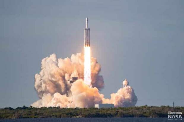 SpaceX запустила ракету Falcon Heavy и впервые посадила 3 ступени одновременно 11042019 SpaceX запустила ракету Falcon Heavy и впервые посадила 3 ступени одновременно