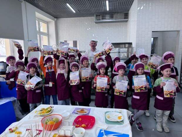 Школьники приобщились к искусству нарезки фруктов на мастер-классе от комбината питания