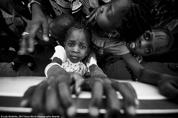 Сенегальские дети цепляются руками за окно автобуса в мире, дети, жизнь