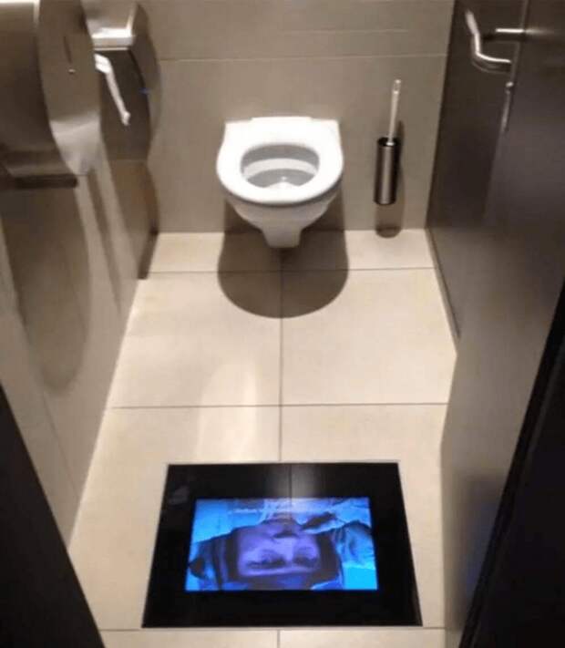 В кинотеатре в Швейцарии в туалетах установлены экраны, чтобы отлучившиеся зрители ничего не пропустили