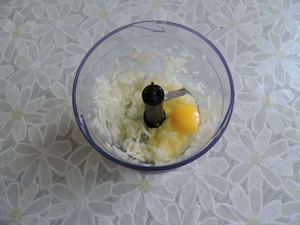 затем добавить яйцо еда, котлеты, своими руками, сделай сам