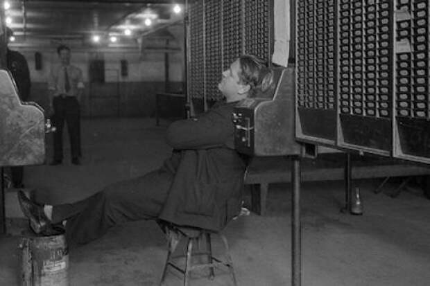 12 Jan 1937, Flint, Michigan, USA --- 1/12/1937-Flint, MI- The time clock holds no terror for this worker- he is a sit-down striker at the Fisher Body Plant, No. 1, at Flint, MI. --- Image by © Bettmann/CORBIS