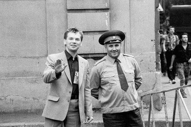 Николай Михайлов (слева) и ответственный за порядок полковник Резинкин