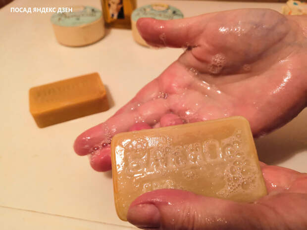 Нежная пенистая мыльная пена бережно очищает руки и не сушит кожу.