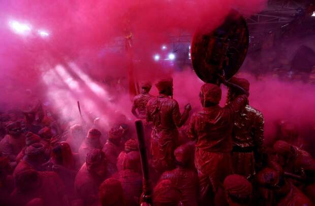 Красочный фестиваль Lathmar Holi в Индии