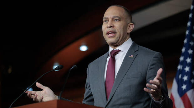 Лидер демократов в палате представителей Джеффрис призвал к смене режима в США